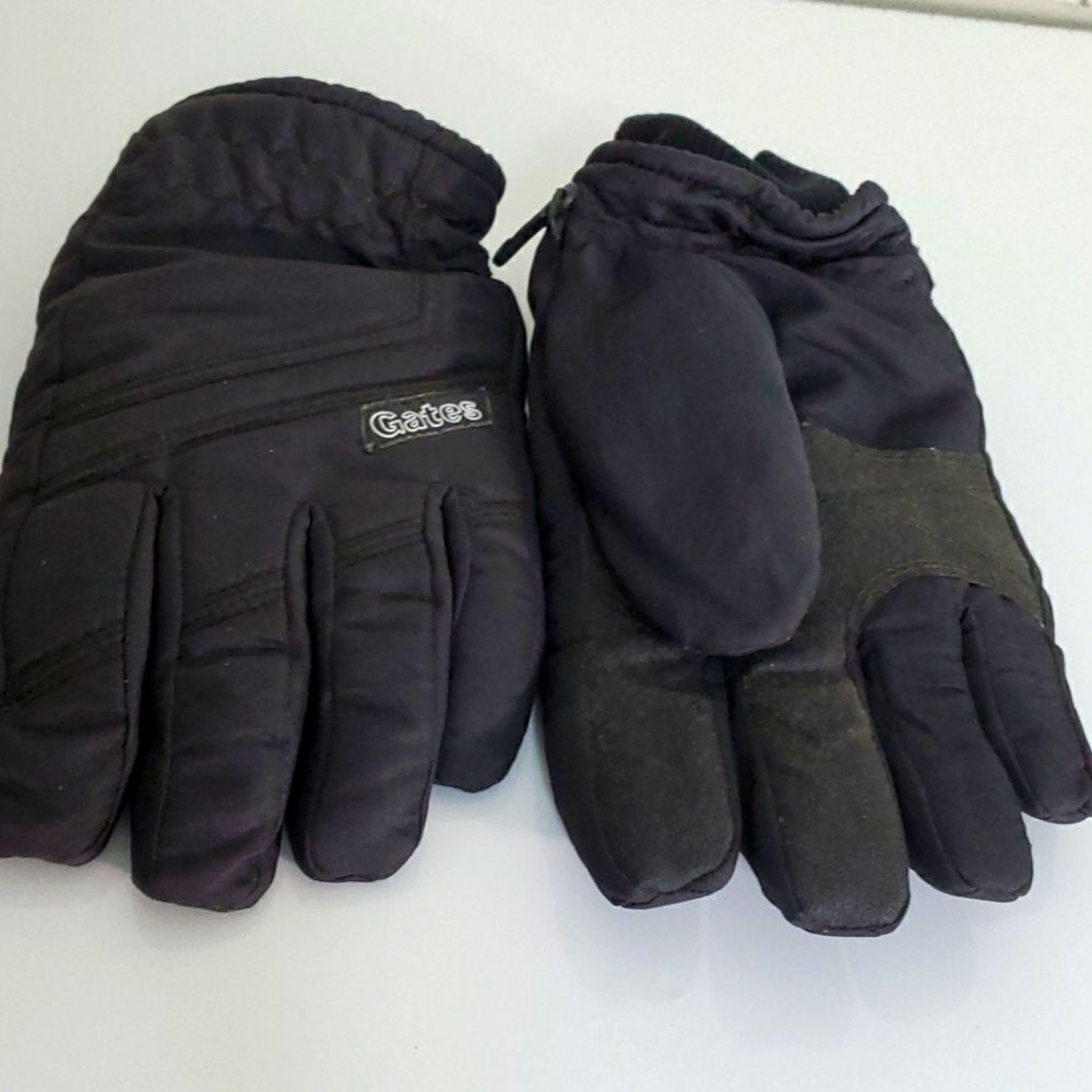Mens black winter gloves. By Gates. LETHER PALM AND THUMB. inside cuff. Medium..
